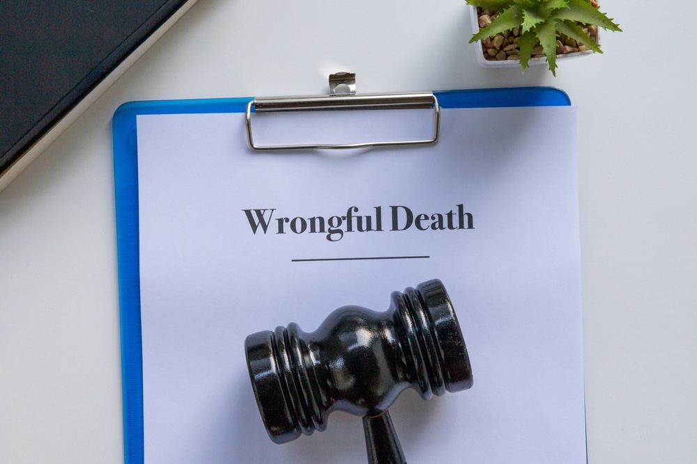 Clipboard with document titled "Wrongful Death" and a black gavel, symbolizing legal representation for wrongful death claims in Illinois.